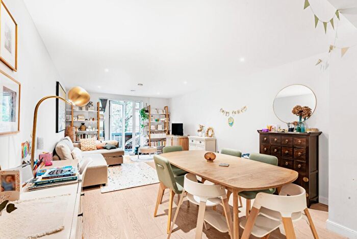 2 Bedroom Flat For Sale In Merchant Building, Wharf Road, London, N1
