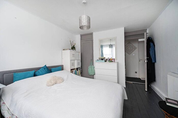 2 Bedroom Flat For Sale In Commercial Street, Limehouse, London, E1