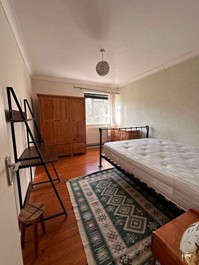 2 Bedroom Flat To Rent In Esher Gardens, London, SW19