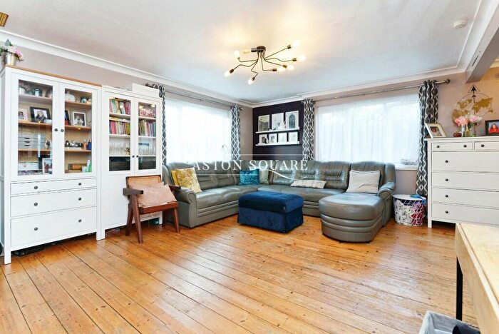 3 Bedroom Flat To Rent In Tenterden Drive, London, NW4