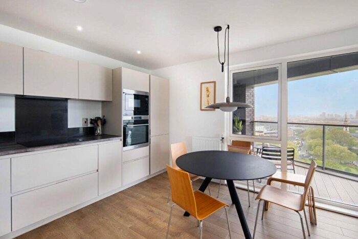 2 Bedroom Flat To Rent In Bowspirit Apartments, Creekside, London, SE8