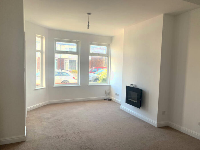 2 Bedroom Semi-Detached House To Rent In Ellesmere Avenue, HU8