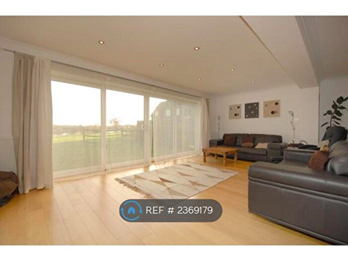 4 Bedroom Semi-Detached House To Rent In Deans Farm, Caversham, Reading, RG4