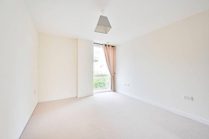 2 Bedroom Flat For Sale In Clayponds Lane, Brentford, TW8