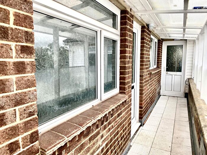 2 Bedroom Flat To Rent In Saxon Way, SO51