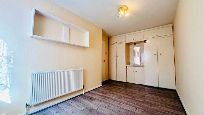 3 Bedroom Maisonette To Rent In Rawstone Walk, London, E13
