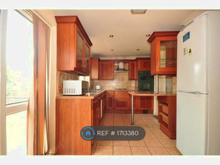 3 Bedroom End Of Terrace House To Rent In Wards Road, Ilford, IG2