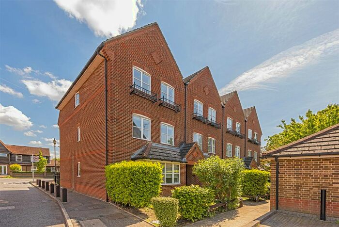 2 Bedroom Flat To Rent In Langridge Mews, Hampton, TW12