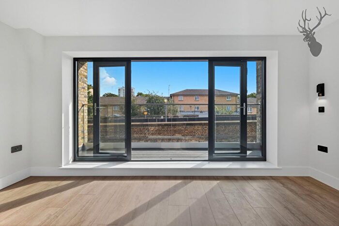 3 Bedroom Flat To Rent In Glebe Road, Dalston, E8