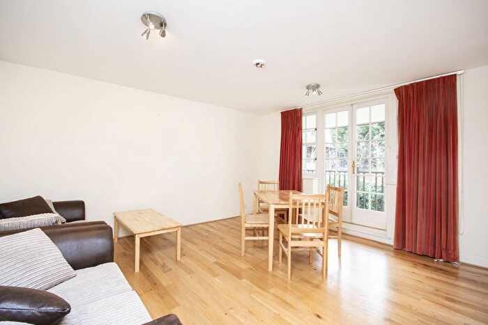 2 Bedroom Flat To Rent In Corringway, Hampstead Garden Suburb, London, NW11