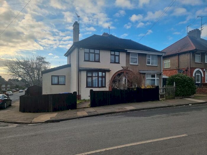 3 Bedroom Semi-Detached House To Rent In The Headlands, Northampton, Northamptonshire., NN3