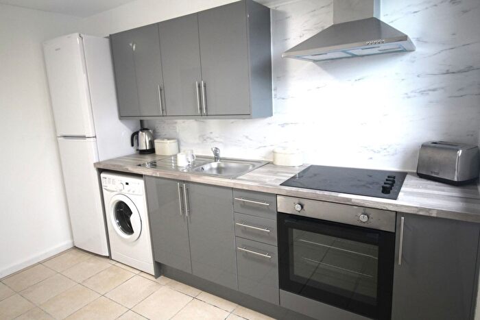 2 Bedroom Flat To Rent In Oatland Heights, Leeds, LS7