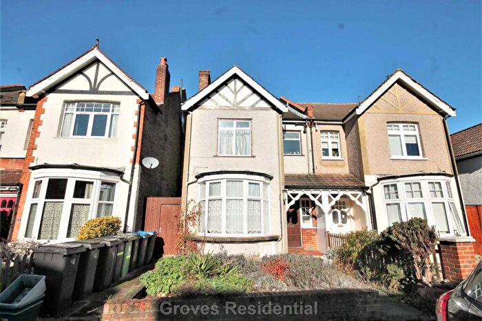 2 Bedroom Flat To Rent In Lime Grove, New Malden, KT3