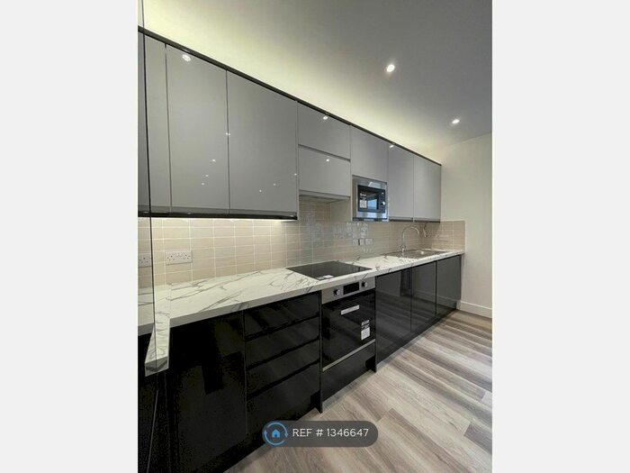 2 Bedroom Flat To Rent In High Street, Camberley, GU15