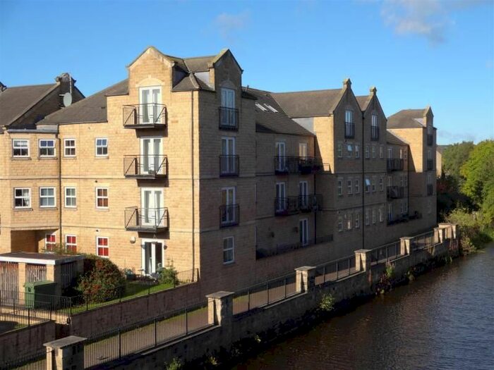 3 Bedroom Property To Rent In Narrowboat Wharf, Rodley, Leeds, LS13