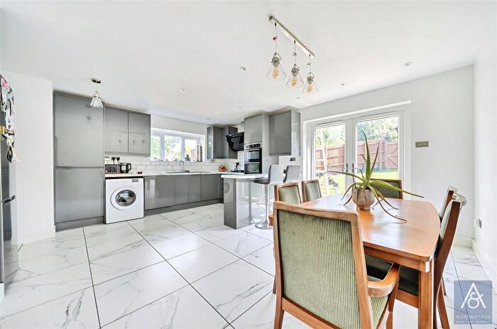 4 Bedroom Detached House For Sale In Cartwright Crescent, Brackley, Northamptonshire, NN13