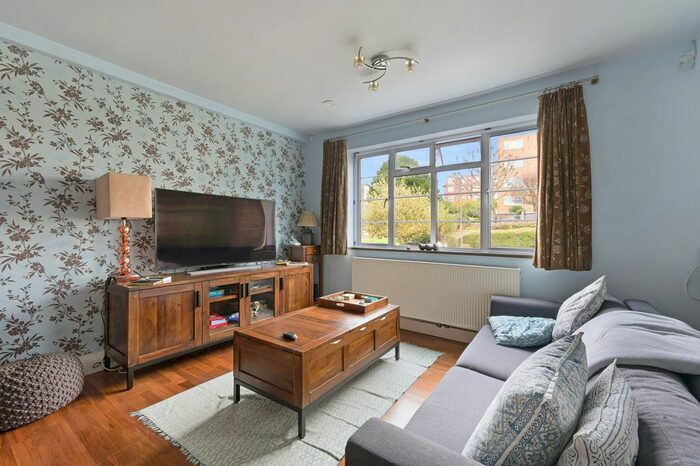 3 Bedroom Flat To Rent In St. Aubyns Court, SW19