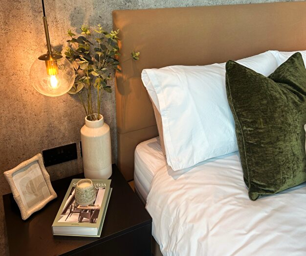 2 Bedroom Apartment To Rent In Large -bed, Bendix Street, Manchester, Greater Manchester, M4