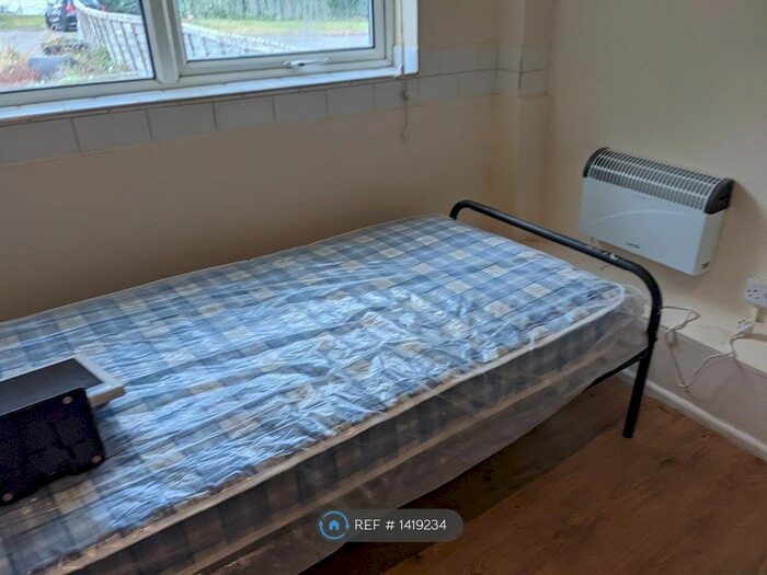 Studio To Rent In Beatrice Close, Pinner, HA5