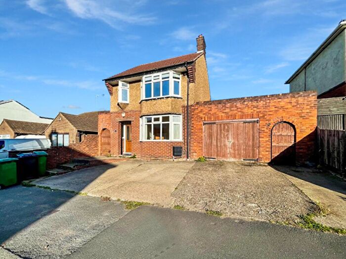 3 Bedroom Detached House For Sale In Neville Road, Luton, Bedfordshire, LU3