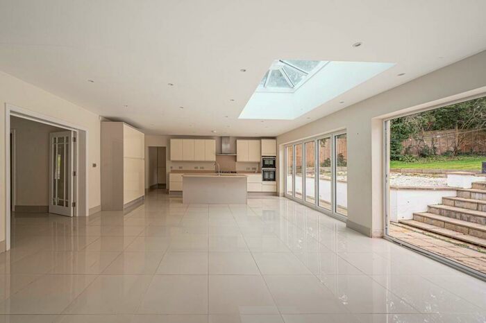 5 Bedroom Detached House To Rent In Park Road, Barnet, EN4