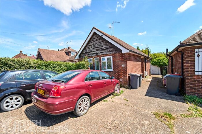 2 Bedroom Bungalow For Sale In Langdale Road, Dunstable, Bedfordshire, LU6