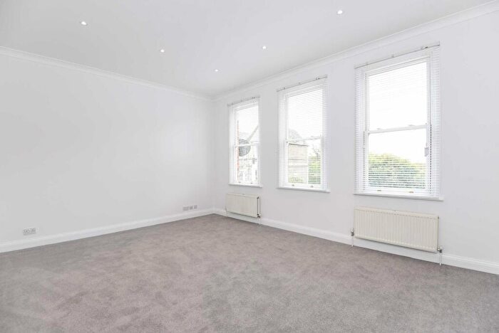 3 Bedroom Apartment To Rent In Mill Lane, West Hampstead, London, NW6