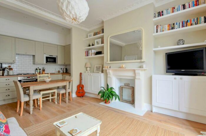 2 Bedroom Flat To Rent In Beatty Road, Stoke Newington, London, N16