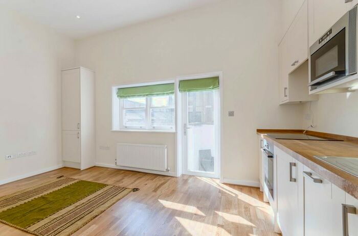 1 Bedroom Flat To Rent In Hillbrook House, Fulham, London, SW6