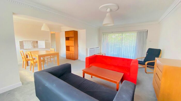 2 Bedroom Flat To Rent In Spencer Close, London, N3