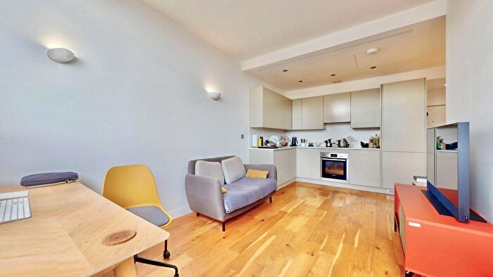 1 Bedroom Flat To Rent In Western Avenue, Perivale, Greenford, UB6