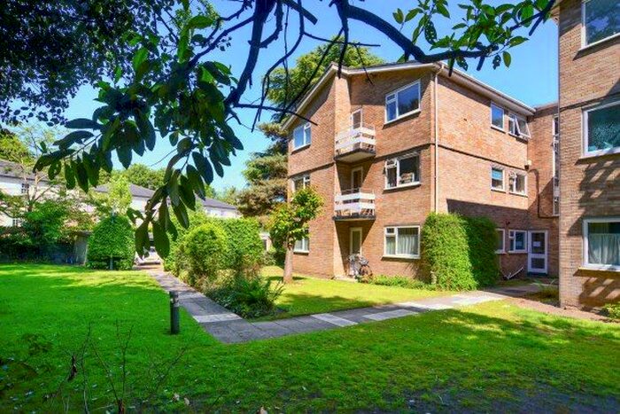 2 Bedroom Flat To Rent In Coniston Court, Weybridge, KT13