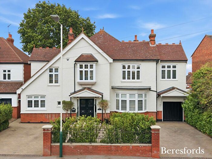 5 Bedroom Detached House For Sale In Hall Lane, Upminster, RM14