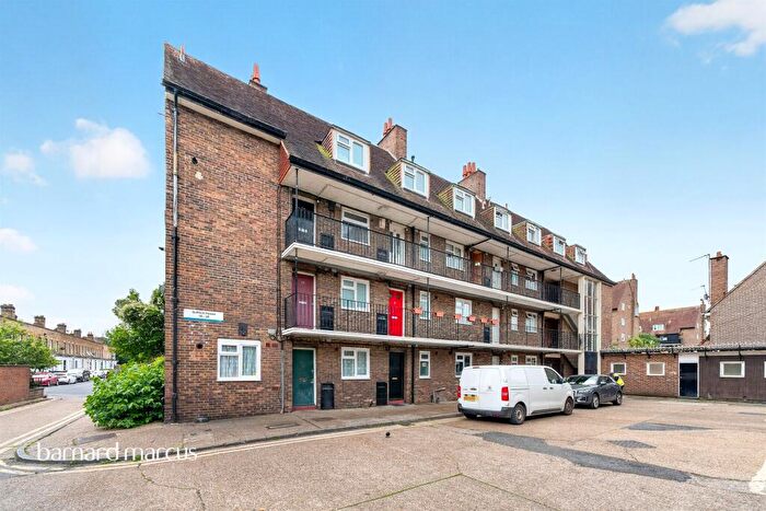1 Bedroom Flat For Sale In Alberta Estate, London, SE17