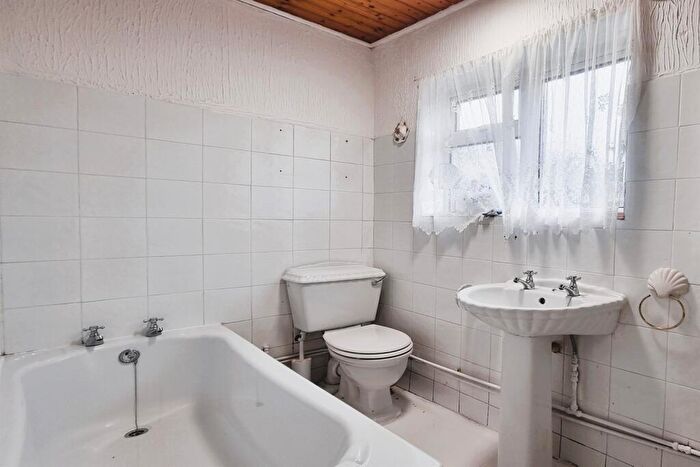 1 Bedroom Flat To Rent In Leconfield Road, Lancing, BN15