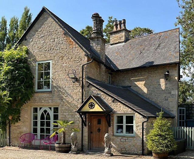 3 Bedroom Detached House For Sale In South Lodge, Cokethorpe Park, Witney, OX29