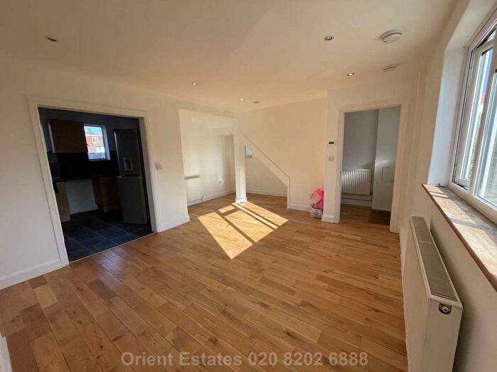 3 Bedroom Semi-Detached House To Rent In Sturgess Avenue, Hendon, NW4