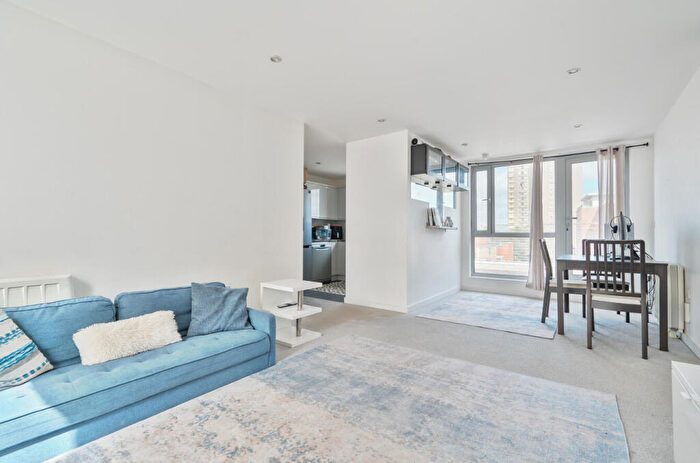 2 Bedroom Flat For Sale In Cross Street, Portsmouth, PO1