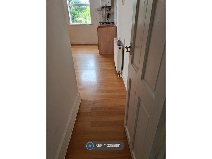 2 Bedroom Flat To Rent In Edinburgh Road, London, E17