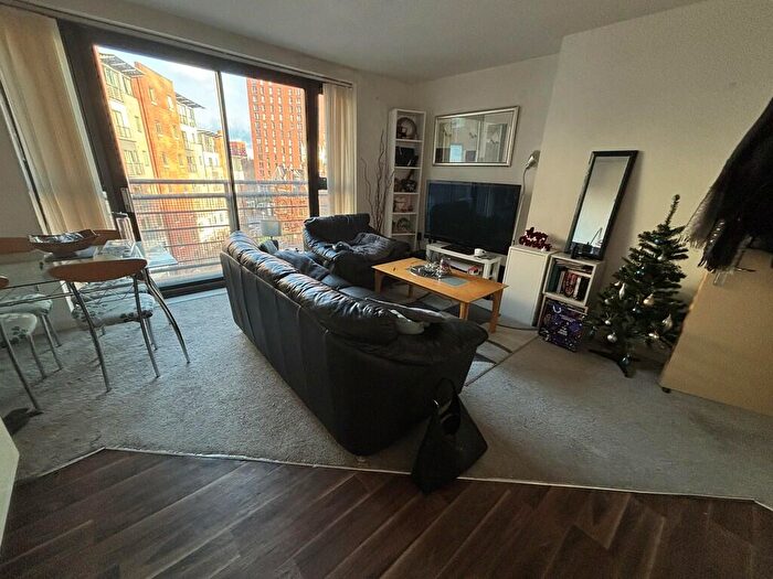 2 Bedroom Apartment To Rent In City Point, Chapel St, M3