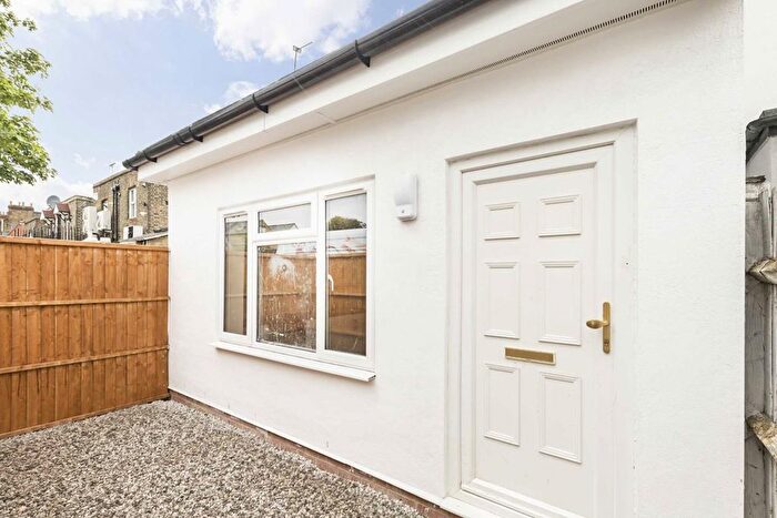 3 Bedroom Flat To Rent In Coombe Road, Kingston Upon Thames, KT2