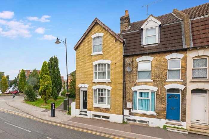 2 Bedroom Flat For Sale In High Street, Rochester, ME1