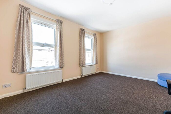2 Bedroom Flat To Rent In Morton Road, Stratford, London, E15