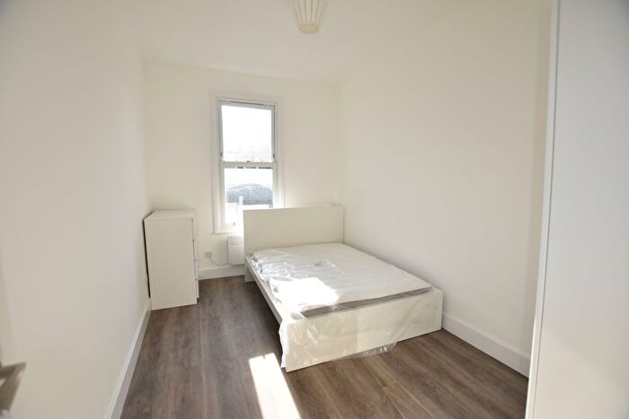 2 Bedroom Flat To Rent In Uxbridge Road, London, W12