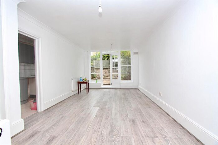 2 Bedroom Flat To Rent In Dynevor Road, N16