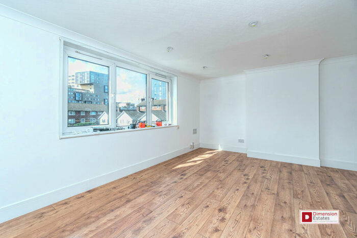 3 Bedroom Maisonette To Rent In Oxford Road, Stratford, East London, E15