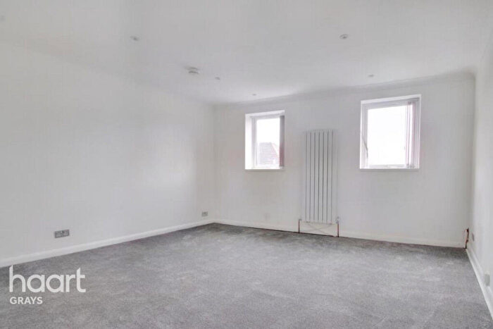 4 Bedroom Flat To Rent In Broadway, Grays, RM17