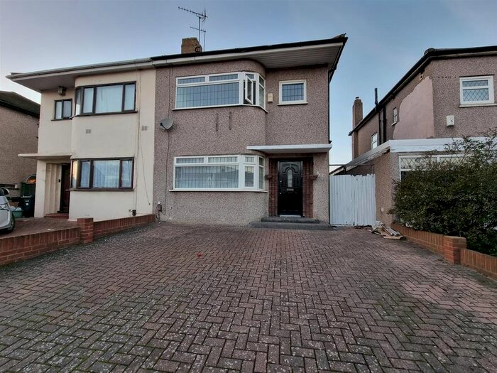 3 Bedroom Property To Rent In Eastern Avenue, Ilford, IG2