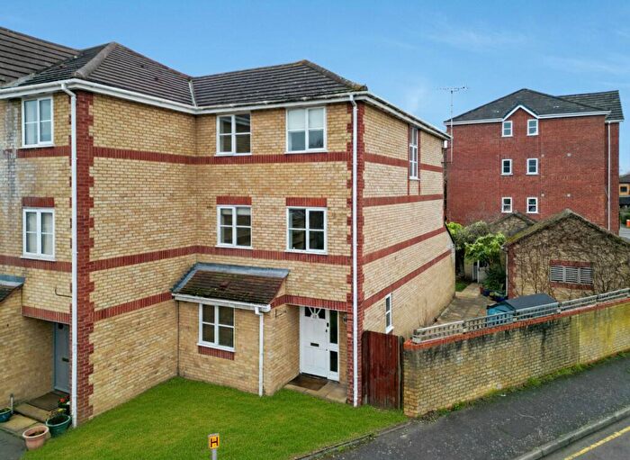 5 Bedroom Semi Detached House For Sale In Livesey Close, Kingston Upon Thames, KT1