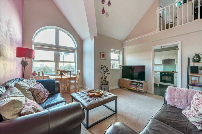 3 Bedroom Flat To Rent In Kirkland Drive, Enfield, EN2